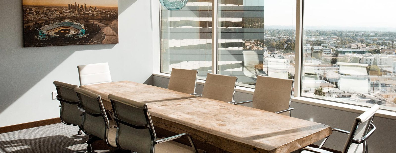 Sala de juntas, ventanal con vista a la ciudad