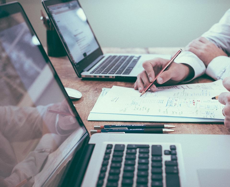 Dos laptos en el plano, revisando notas